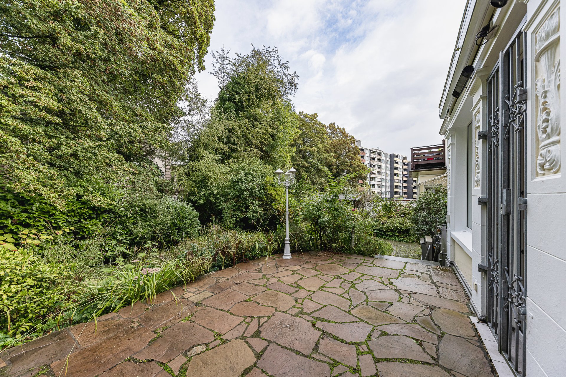 Außenbereich mit Terrasse und Garten