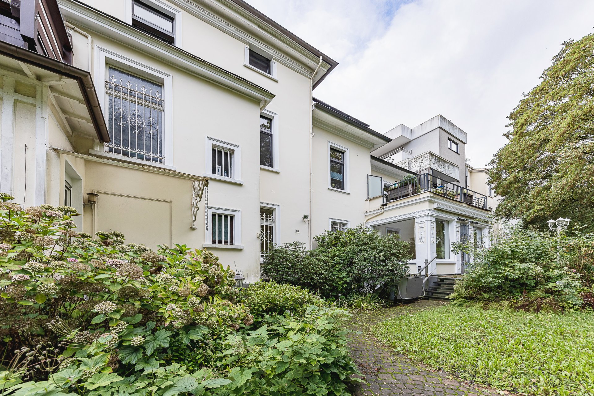 Außenbereich mit Terrasse und Garten