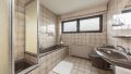 Tageslichtbad mit Dusche und Wanne