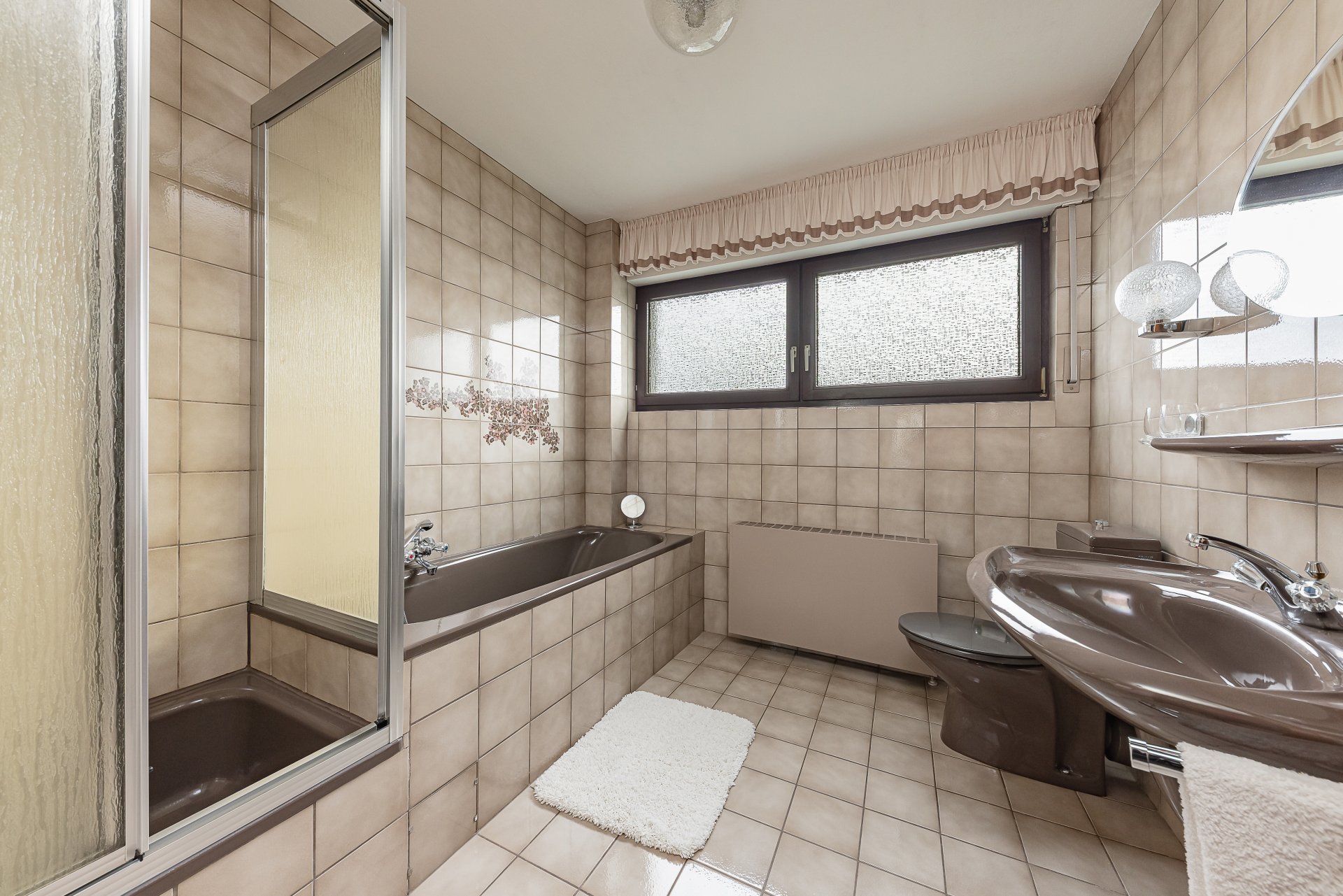 Tageslichtbad mit Dusche und Wanne