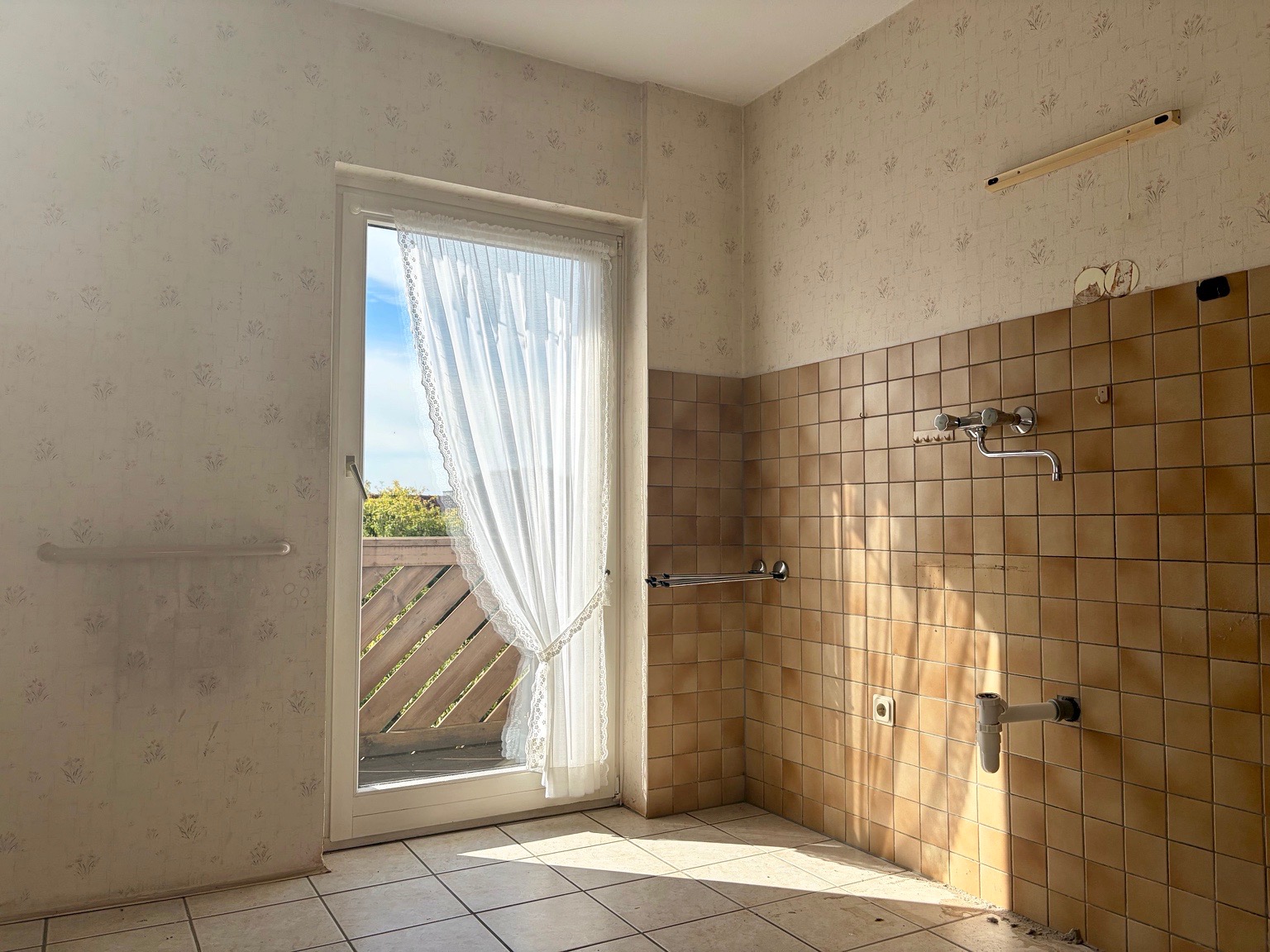 Küche mit Zugang zum Balkon (EG)