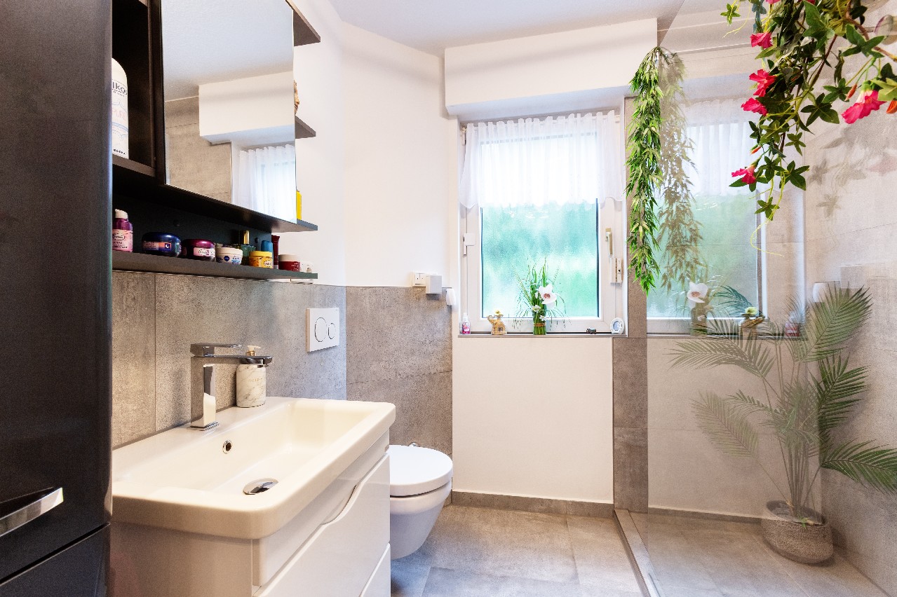 modernes Duschbad im EG