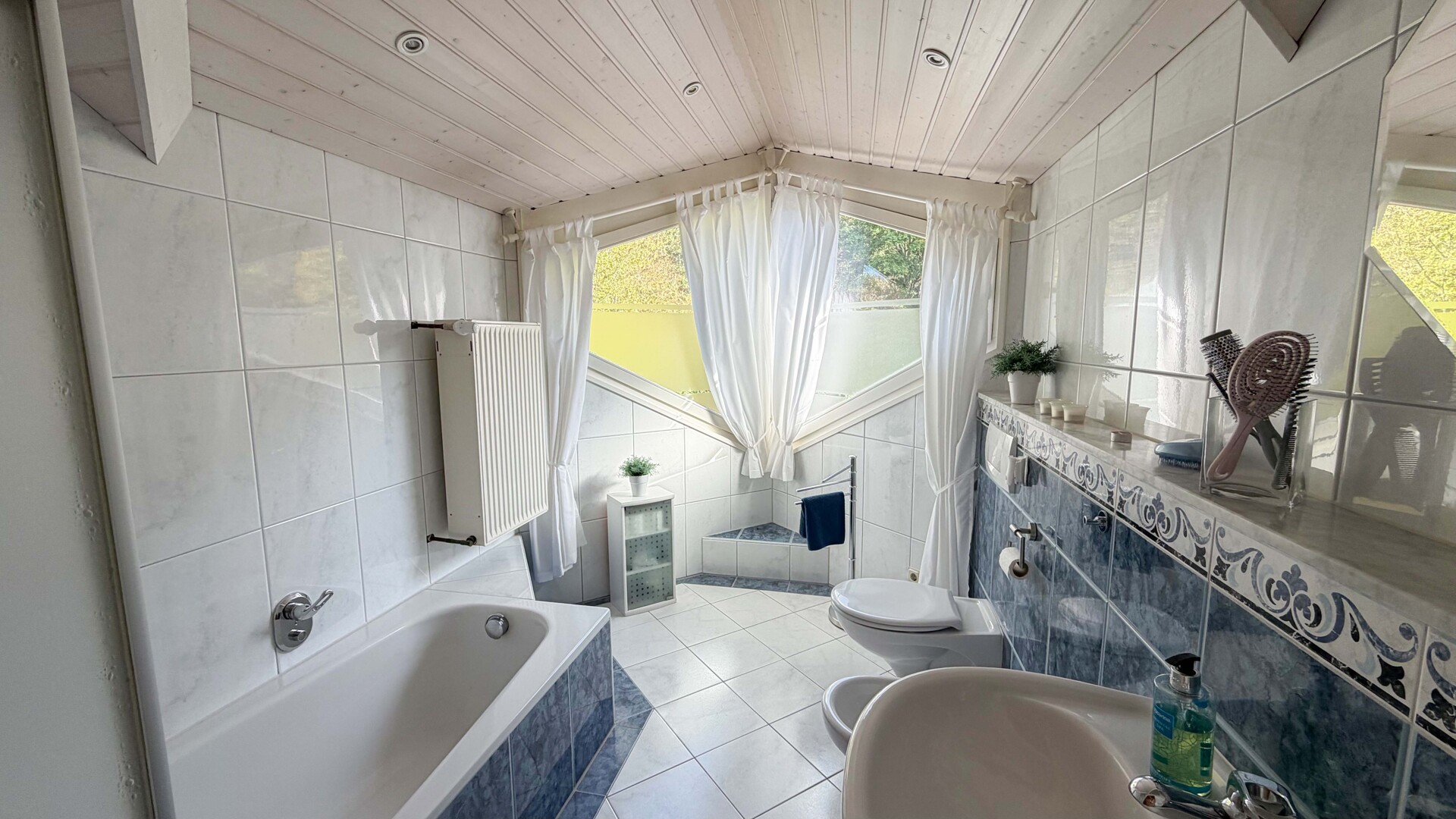 Badezimmer (DG)