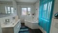 Tageslichtbad mit Wanne und Dusche OG