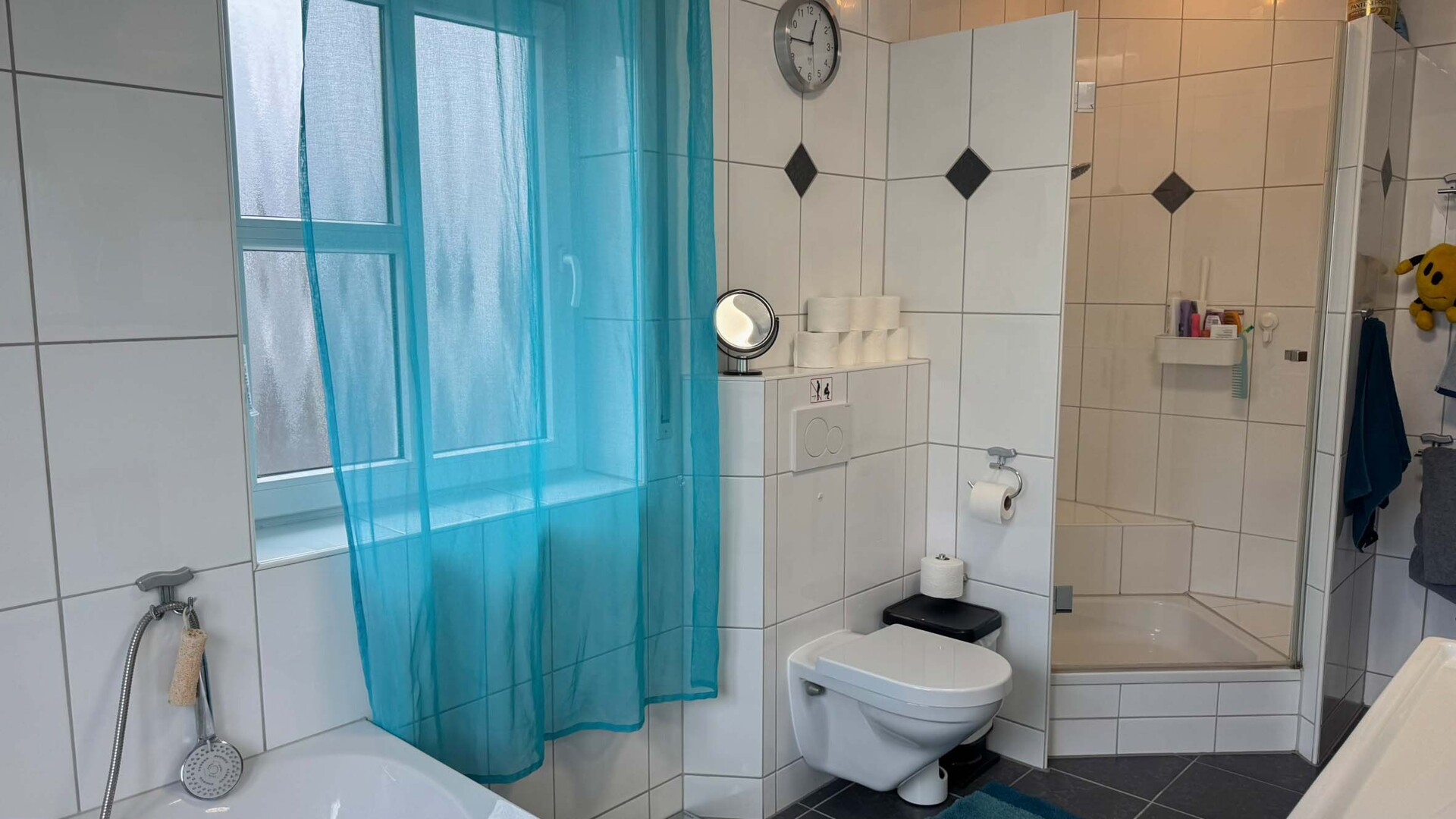 Tageslichtbad mit Dusche und Wanne OG