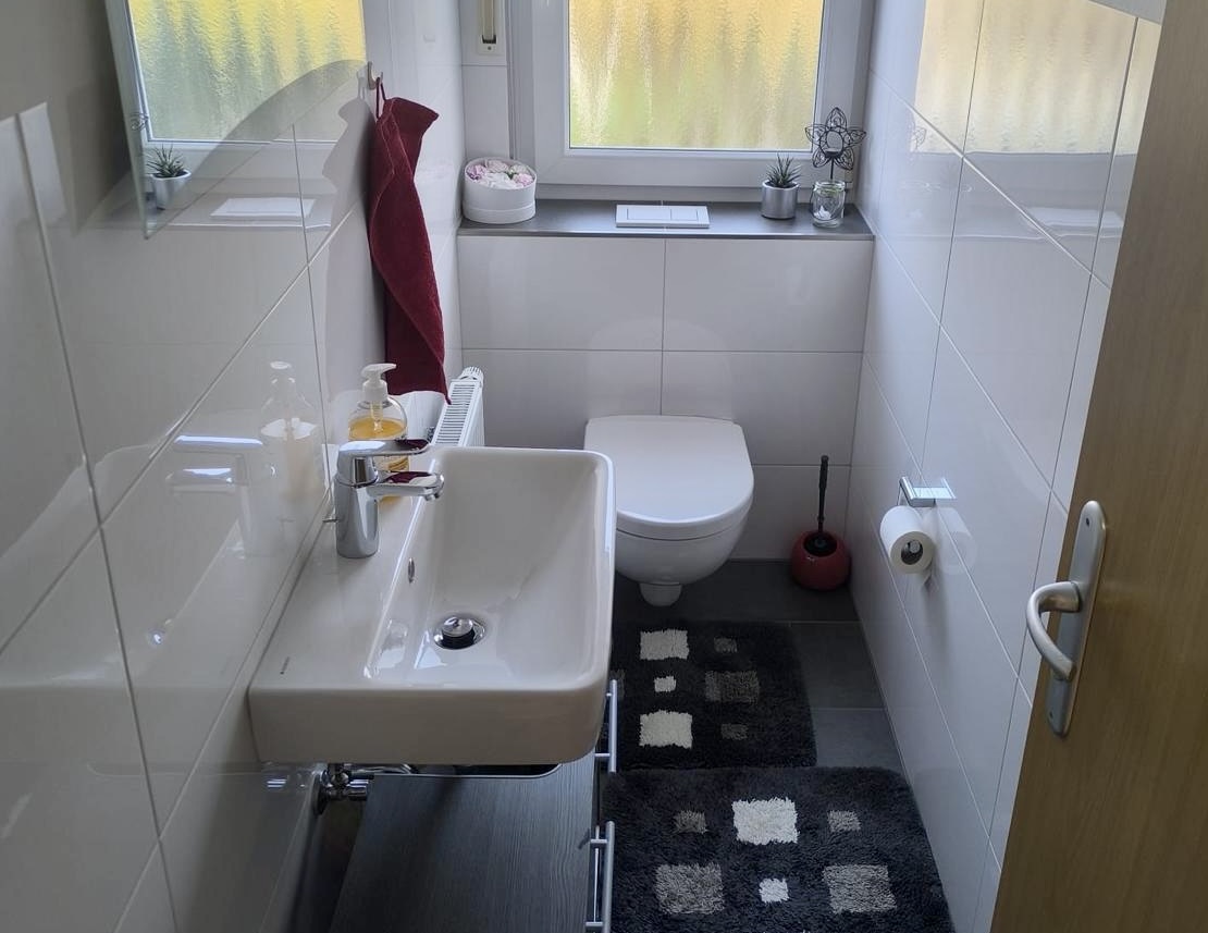 Wohnung OG - modernisiertes Gäste-WC