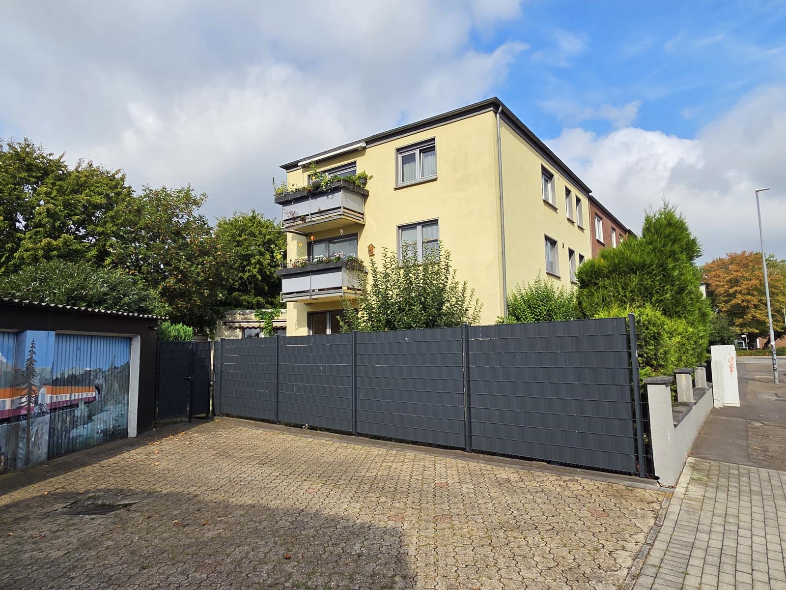 Hausansicht, Garage und Stellplatz