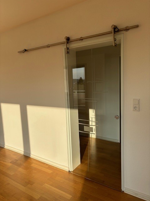 Glasschiebetürelement zum Wohnzimmer
